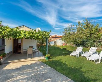 Beautiful Apartment In Linardici - Linardići - Patio