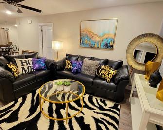 Momohome 4BD/2BA new entire house in Downtown Plano - Plano - Living room