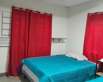 Hostal El Roble - San Salvador - Schlafzimmer