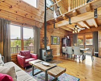 Fire Pit, Ping Pong Table, Woodstove, Covered Porch - Mill Spring - Sala de estar