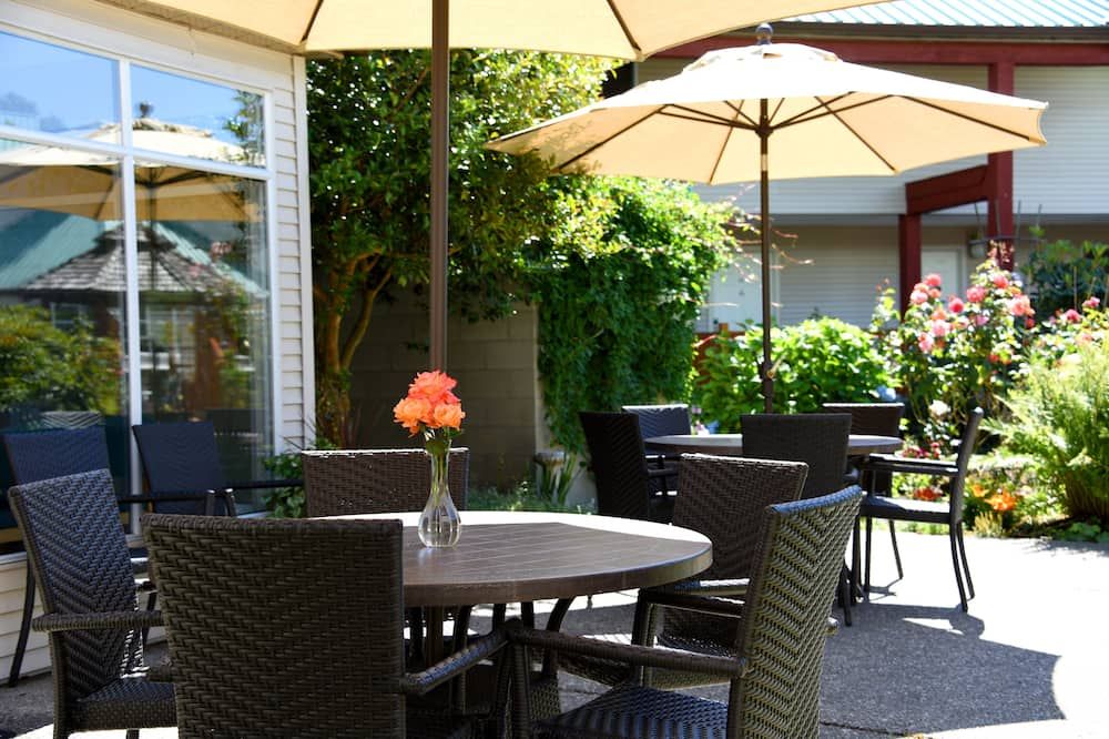 جيبسونز جاردن هوتل - غيبسونس - شرفة مرصوفة