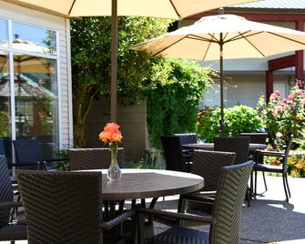 Gibsons Garden Hotel - Gibsons - Patio