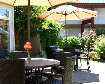 Gibsons Garden Hotel - Gibsons - Veranda