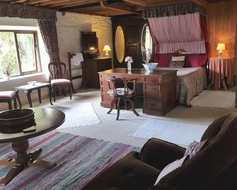 Traditional Farm Cottage with lots of Character, Quality and Countryside Views. - New Ross - Bedroom