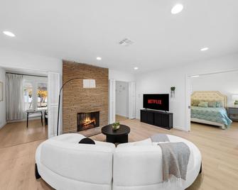 Cozy 3BR in San Gabriel - San Gabriel - Living room