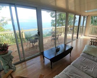 Mountain Top Chalet | 0 Bed, 2 Bath - Luray - Вітальня