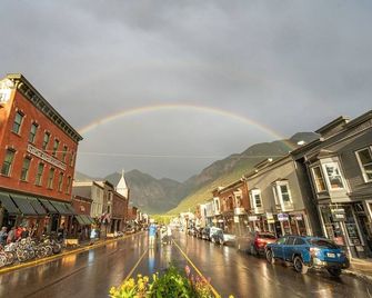 Perfect Location! King Bed, Full Kitchen, Walk To Gondola 2 Bedroom Condo by RedAwning - Telluride - Vista del exterior