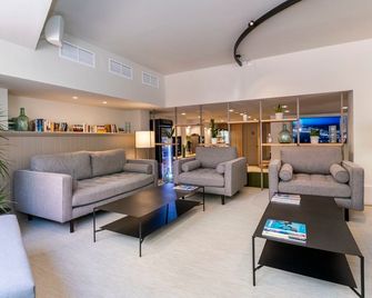 Artiem Capri - Маон - Бар