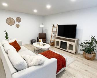 Cozy Boho Inspired Duplex - With 4 Person Hotub! - Vancouver - Living room