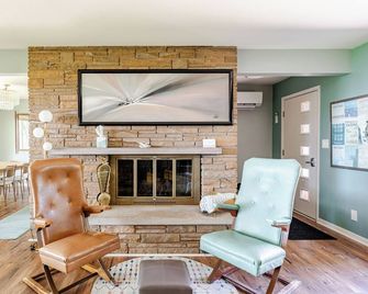 All The Waters Retro Home On Lake Michigan- Private Beach-Large, Shaded Backyard - Benton Harbor - Living room