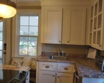 1930'S Charming & Enchanted Unit By Waterfalls - Halifax - Kitchen
