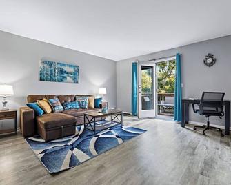 Relaxing 2br Riverfront Townhome - Yorkville