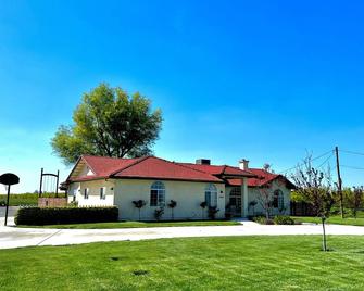 Modern Country Farmhouse:\nNear Visalia & Sequoia National Park! - Dinuba - Gebouw
