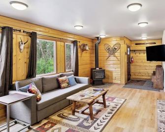 Welcoming Wasilla Cabin w/ Patio! - Wasilla - Living room