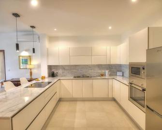 Large And Comfortable 2-Bedroom Apartmen - San Ġiljan - Küche