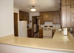 Family and pet friendly house in beautiful Sandy Knoll County Park! - West Bend - Kitchen