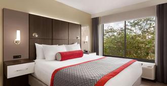 Ramada by Wyndham Suites Orlando Airport - Orlando - Bedroom