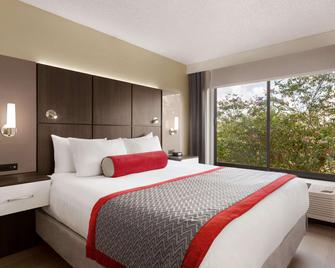 Ramada by Wyndham Suites Orlando Airport - Orlando - Bedroom