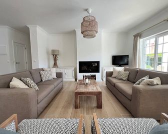 4 Bed, 4 Bath Villa With Large Private Heated Pool - Amoreira - Living room