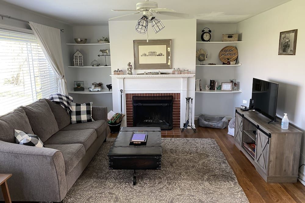 Hagen Homestead, Quiet, Serene Farmhouse, Close To Everything! - Oxford - Living room