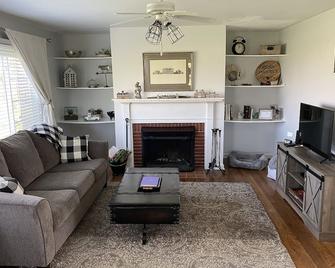 Hagen Homestead, Quiet, Serene Farmhouse, Close To Everything! - Oxford - Living room