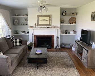 Hagen Homestead, Quiet, Serene Farmhouse, Close To Everything! - Oxford - Living room