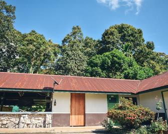 Providing mountain views, a shared lounge and barbecue facilities. - Lundu - Outdoors view