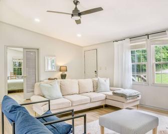 Peaceful Retreat on Lake Norman - Lake Norman of Catawba - Living room