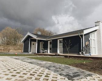 Modern vacation home with sauna and whirlpool in an idyllic waterside location - Nordhorn - Gebäude
