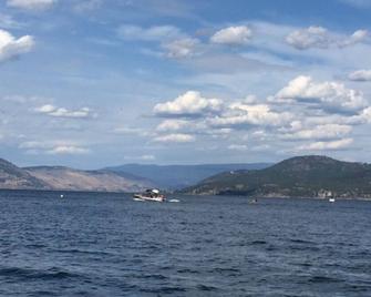Hill side Cottage With Stunning Views Of Lake Okanagan. - Fintry - Beach