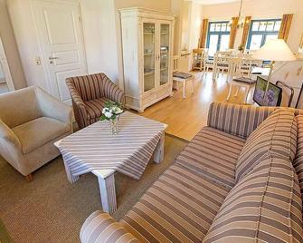 Ferienhaussiedlung Strandperlen Weidenhof 5b (Typ VII) - Wustrow (Darss) - Wohnzimmer