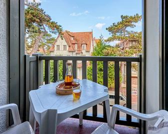 بيير آند فاكانسيه ريزدانس ليمبرونز - دوفيل - شرفة