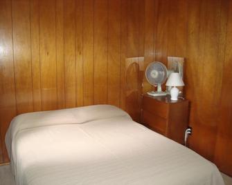 Woodland Cedars Family Cottage Resort - Wasaga Beach - Schlafzimmer