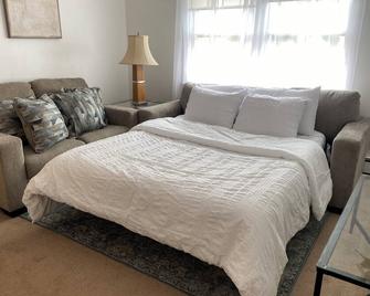 \n\'Modern Oasis & Prime Location – Book Your Stay Now!\' - Belleville - Bedroom
