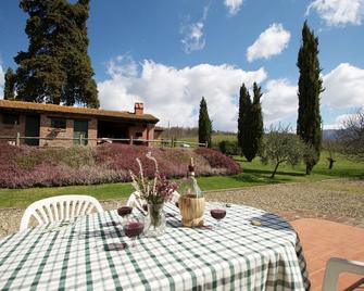 Authentic Farmhouse with Pool, Hot Tub, Playground, Garden - Poppi - Innenhof