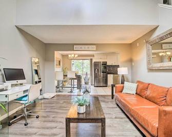 Waterbury Home: Playground & Porch Swing - Waterbury - Living room