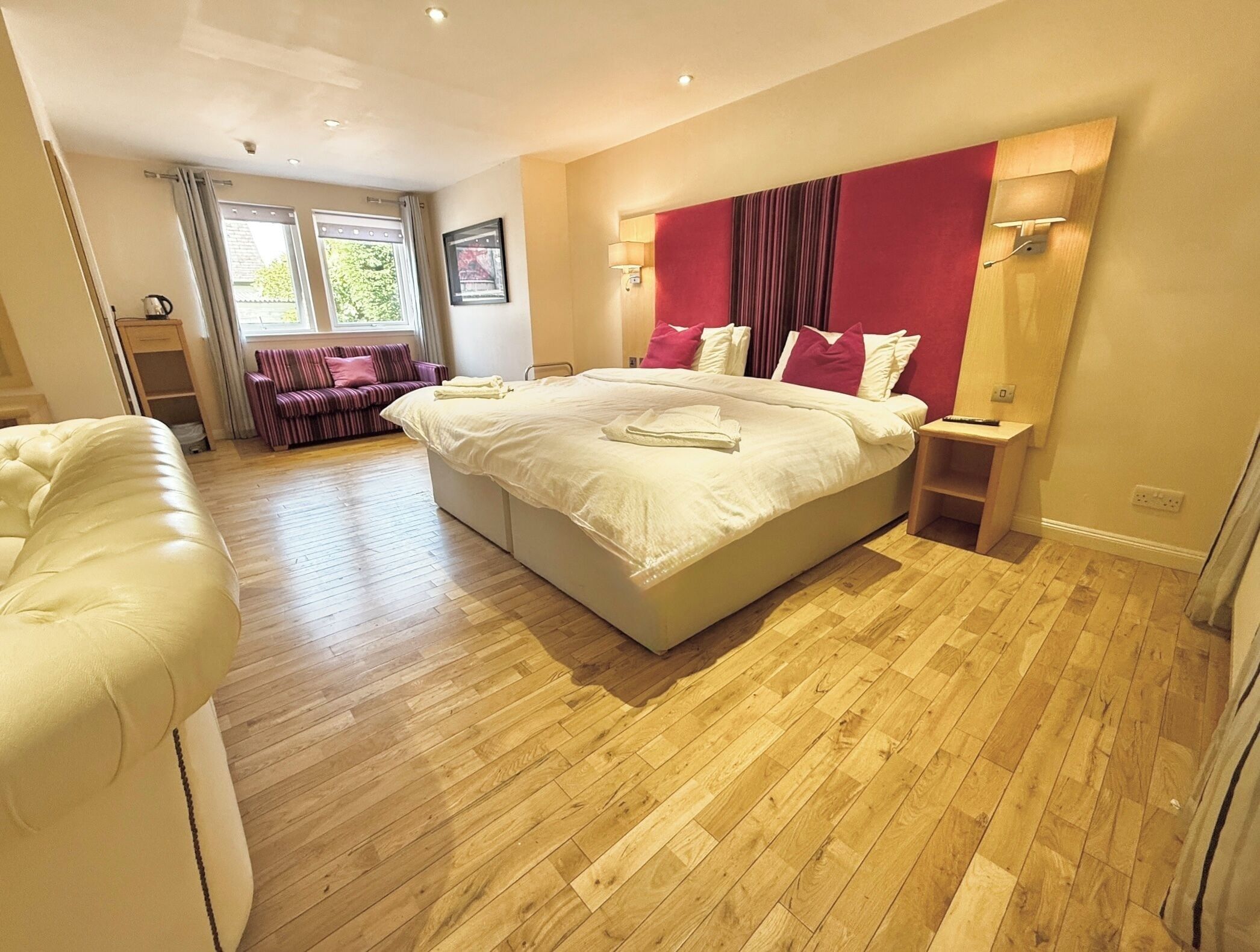 Clubhouse Hotel And Orchid Restaurant - Нерн