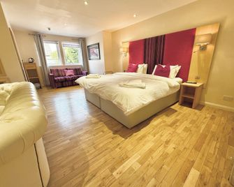 Clubhouse Hotel And Orchid Restaurant - Нерн