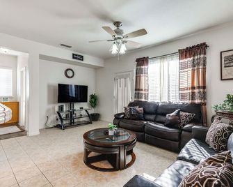 Spacious Turlock Home about 1 Mi to University! - Turlock - Huiskamer