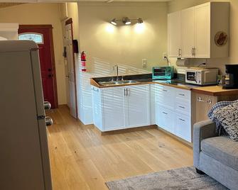 Self contained 1 bed, 1 bath suite, and only a 5 minute walk to ocean. - Sointula - Kitchen