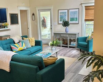 Beautiful quiet home on Bald Head Island - short walk to beach - Bald Head Island - Living room