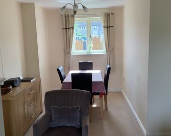 Well Equipped, Comfortable, Modern Semi Detached Cottage With Countryside Views - Ashbourne - Dining room