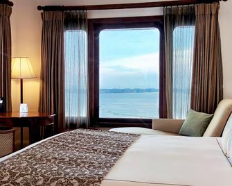 Taj Malabar Resort & Spa, Cochin. - Kochi - Bedroom