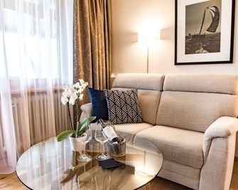 Yachthotel Chiemsee Gmbh - Prien am Chiemsee - Living room