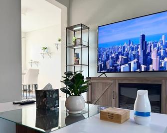 Vibrant 1BR Apt Explore Chicago's Hidden Gems - Chicago - Dining room