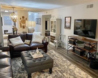 Cozy Athens Condo – close To Uga & Downtown Athens - Athens - Living room