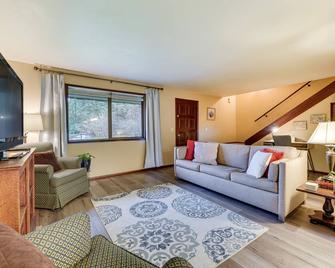 Charming Chehalis Retreat with Outdoor Grill and Deck! - Chehalis - Living room