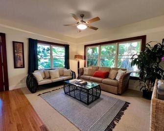 Private paradise organic farm stay with ocean view, nestled in banana grove - Kealakekua - Living room