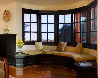 Just blocks from UC, Simons, MSRI, Haas and Goldman Schools with great Bay views - Berkeley - Living room