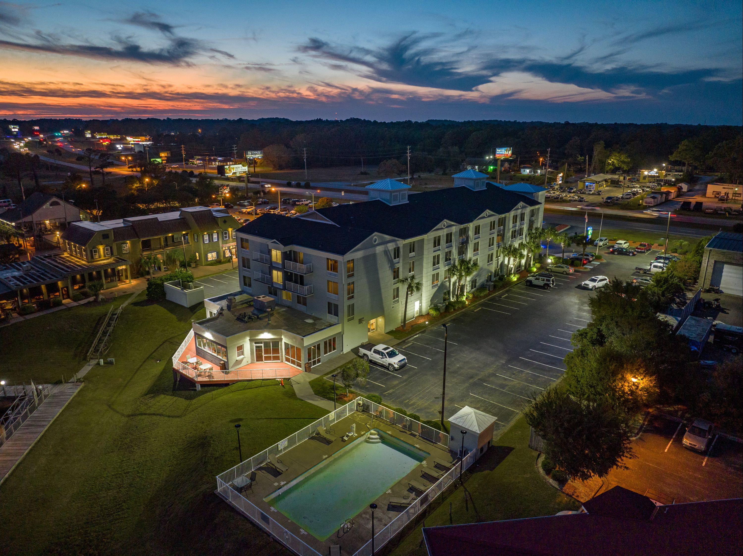 Holiday Inn Express & Suites N. Myrtle Beach-Little River By IHG - ליטל ריבר - בניין